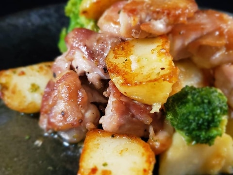 鶏肉とじゃがいもとブロッコリーのバター醤油炒め